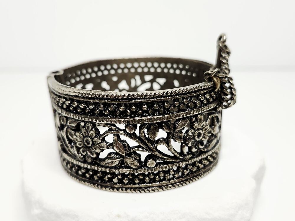 Vintage Silver Tone Filigree Hinged Bangle Bracelet With Pin 2.5"